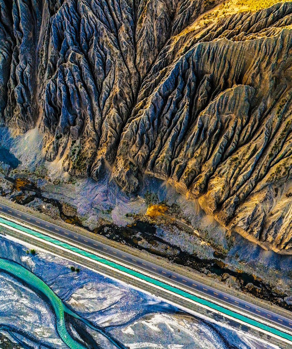 独山子大峡谷的褶皱地貌，独库公路北段起点的荒野大片