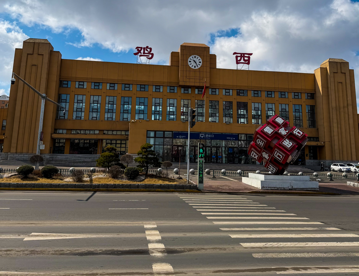 东北边境森林公路，清晨薄雾中的白桦林与蜿蜒道路，充满神秘感与自然气息