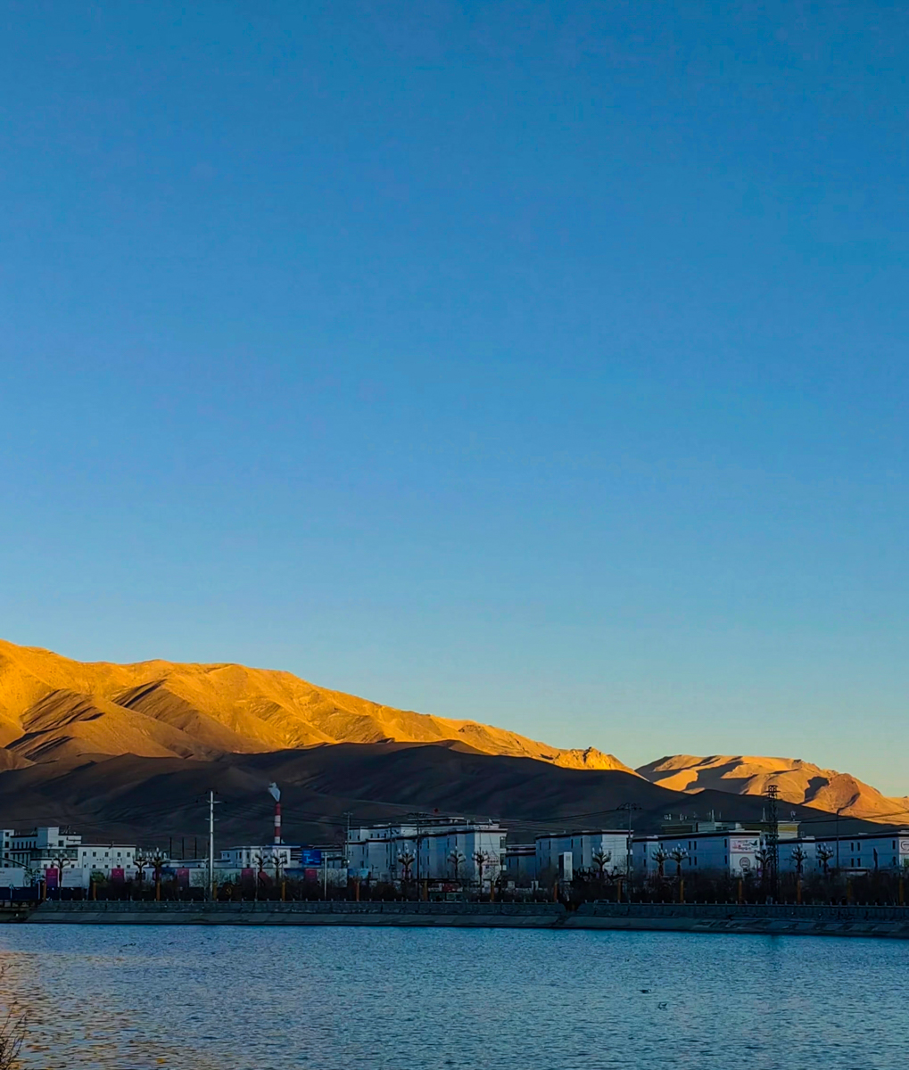 西藏阿里狮泉河镇全景,噶尔县高原城镇建筑群与周围荒山蓝天的高原风光
