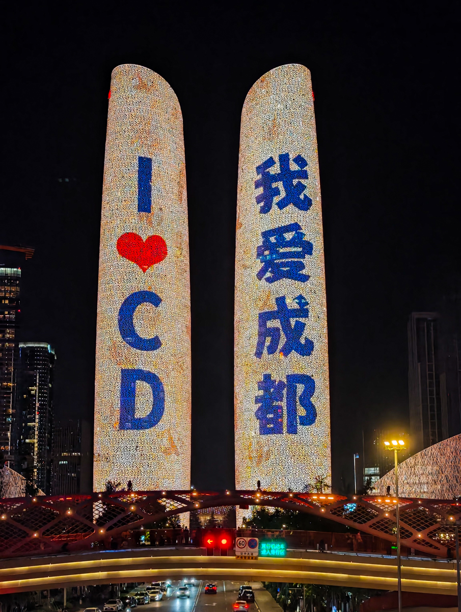 川西高原自驾公路延伸向远方的航拍，蜿蜒国道与草原湿地交错，适合精品风景道自驾