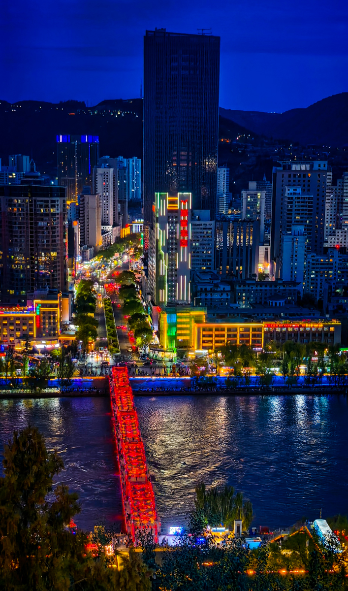 中国西北黄河峡谷与城市天际线航拍，兰州段黄河穿城而过，史诗公路旅行终点