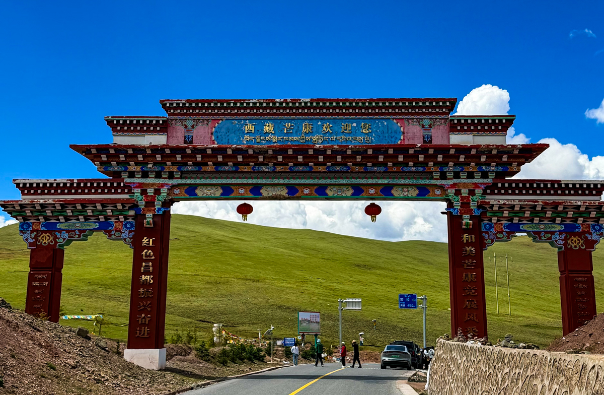澜沧江大峡谷中的高原公路，山体裸露色彩苍劲，藏东门户的荒野气息与自驾视角