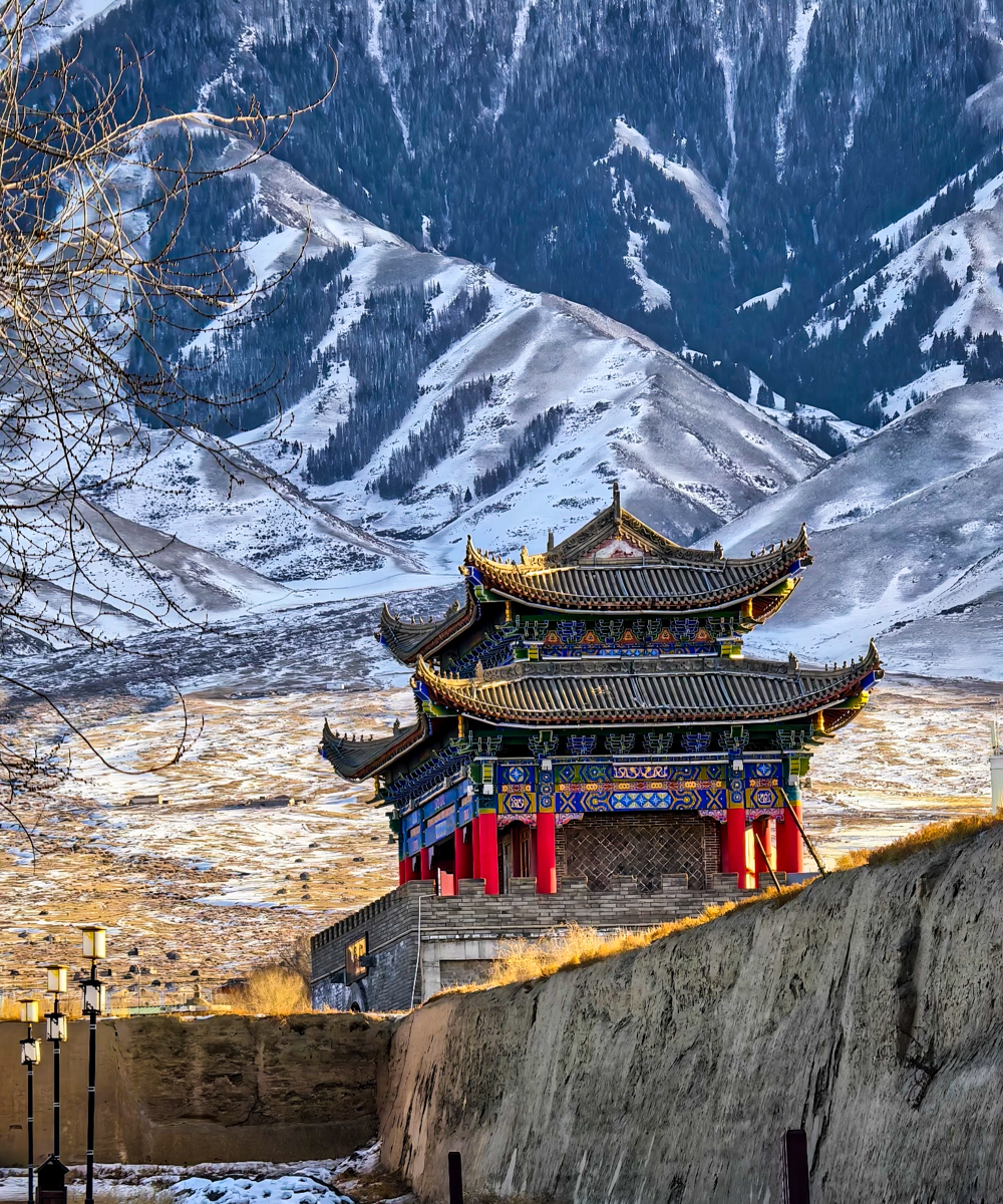 新疆哈密魔鬼城雅丹地貌日落，戈壁公路与风蚀城堡自驾旅行风光